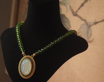 Collier sirène grand pendentif ovale collier de perles vertes collier de style vintage gros tour de cou