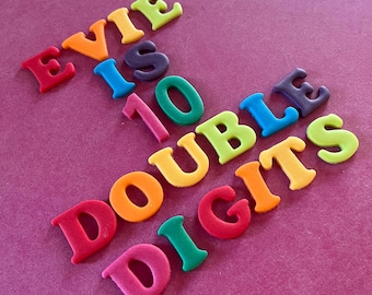 Adornos para tartas con letras y números pequeños comestibles de arcoíris y pastel de 2,5 cm. Decoración para tartas con fondant y glaseado. ENVÍO GRATUITO EN EL REINO UNIDO.
