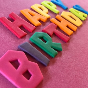 Adornos comestibles para tartas con letras de arcoíris, fondant y glaseado. ENVÍO GRATUITO EN EL REINO UNIDO.