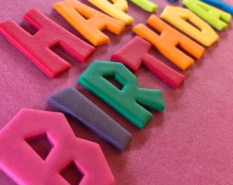 Adornos comestibles para tartas con letras de arcoíris, fondant y glaseado. ENVÍO GRATUITO EN EL REINO UNIDO.
