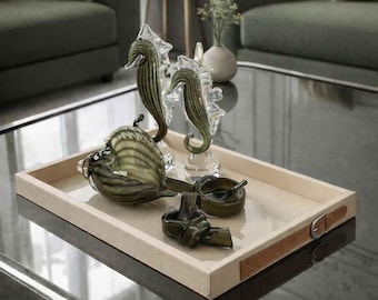 Ensemble de plateaux décoratifs avec sculptures en verre, figurines d'hippocampes et objets noués, décoration de table basse moderne, accessoires de maison de style côtier