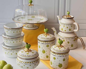 Batterie de cuisine en émail avec motif pomme, théière, support à gâteau, récipients de stockage