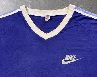 Koszulka z dekoltem w serek Nike Sportswear z lat 80. w kolorze niebieskim | Rozmiar L
