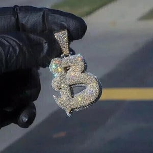 Colgante para hombre con letra B inicial de moissanita de corte redondo de 3,00 ct, chapado en oro blanco de 14 quilates