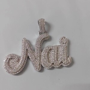 Compra un colgante de moissanita personalizado con nombre, chapado en oro blanco de 14 quilates, con 2,0 ct de moissanita, en plata de ley. Es un regalo de joyería para hombres y mujeres online en India.
