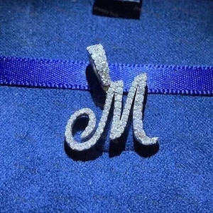 Colgante con inicial de diamante de 2,00 ct de corte redondo creado en laboratorio, chapado en oro blanco de 14 quilates, regalo de cumpleaños