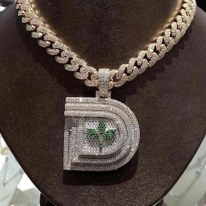 Colgante de moissanita auténtica de corte redondo de 5,00 ct con letra personalizada para hombre, chapado en oro blanco de 14 k. Regalo para él, sin cadena.