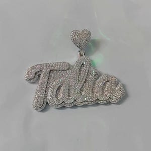 Compra un colgante personalizado de moissanita con nombre, chapado en oro blanco de 14 quilates, 2,5 ct de moissanita, en plata de ley. Es un regalo de joyería para hombres y mujeres online en India.