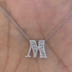 Colgante con inicial _M_ de diamante redondo creado en laboratorio de 2,00 ct, chapado en oro blanco de 14 quilates, ideal como regalo de cumpleaños.