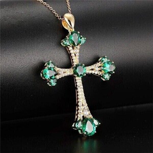 Colgante de cruz de esmeralda verde de 2,50 quilates con corte redondo, creado en laboratorio, chapado en oro amarillo de 14 quilates. Joyería de hip hop. Regalo ideal de cumpleaños.