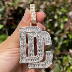 Colgante de moissanita auténtica de corte baguette de 3,00 ct con letra personalizada, chapado en oro amarillo de 14 k, regalo de cumpleaños sin cadena
