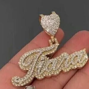 Colgante de moissanita auténtica de 2,00 cts. Colgante "NOMBRE" personalizado para hombre. Charm personalizado. Colgante de hip hop. Colgante de moissanita. Regalo de cumpleaños sin cadena.
