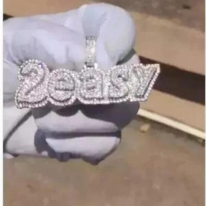 Colgante de moissanita de corte redondo de 2,00 quilates con nombre personalizado, chapado en oro blanco, regalo de cumpleaños, sin cadena