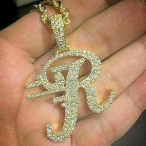 Colgante de moissanita auténtica de corte redondo de 1,70 ct con la letra "R" chapado en oro amarillo de 14 quilates / Joyería de hip hop / Regalo de cumpleaños