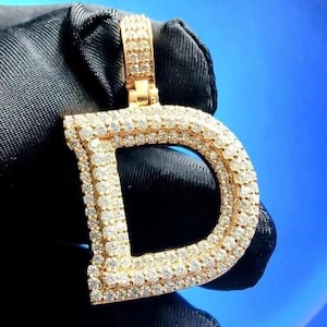 Colgante de letra personalizada de moissanita auténtica de corte redondo de 1,50 ct, chapado en oro amarillo de 14 quilates, estilo hip hop.