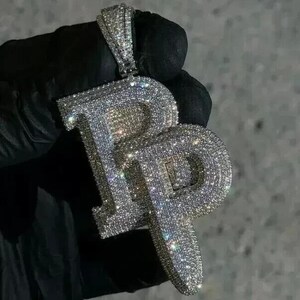 Colgante de moissanita auténtica de corte redondo de 4,00 ct con letra personalizada para hombre, chapado en oro blanco de 14 quilates. Idea de regalo.