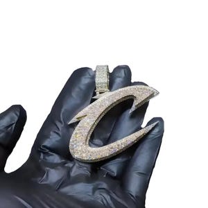 Colgante para hombre con inicial C de moissanita natural redonda de 3,00 ct, chapado en oro blanco de 14 k. Ideal como regalo de cumpleaños.