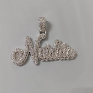 Colgante de moissanita auténtica de 2 cts. Colgante "NOMBRE" personalizable para hombre. Charm personalizado. Colgante de hip hop. Colgante de moissanita. Regalo de cumpleaños.