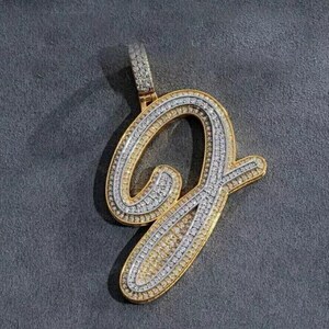 Colgante de moissanita auténtica redonda de 2,00 ct con letra personalizada para hombre, chapado en oro amarillo de 14 quilates. ¡Regalo para él!
