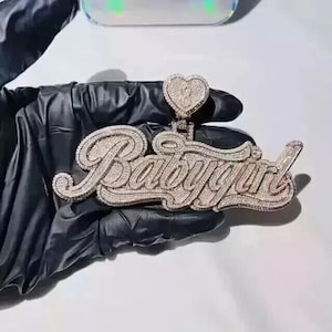 Colgante de moissanita auténtica de corte redondo de 3,00 ct con nombre personalizado para hombre, chapado en oro blanco de 14 k / Joyería de hip hop / Regalo de cumpleaños
