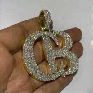 Colgante personalizado con inicial CB de moissanita de corte redondo de 3,00 ct, chapado en oro amarillo de 14 quilates. Ideal para regalo de cumpleaños.