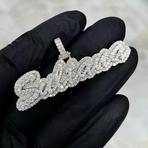Colgante de moissanita auténtica de 2,00 cts. Colgante "NOMBRE" personalizado para hombre. Charm personalizado. Colgante de hip hop. Colgante de moissanita. Regalo de cumpleaños sin cadena.
