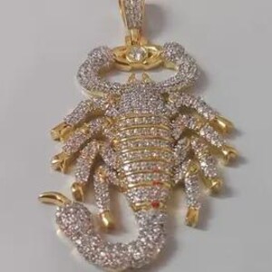 Colgante de moissanita auténtica de 2 quilates con diseño de escorpión, dije personalizado, colgante de hip hop, colgante de moissanita, regalo de cumpleaños, chapado en oro amarillo de 14 quilates.