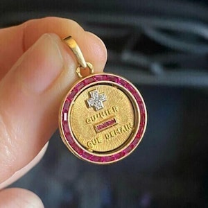 Colgante de rubí con medalla del amor Augis de 3,00 ct con borde creado en laboratorio, chapado en oro amarillo de 14 quilates, regalo de cumpleaños