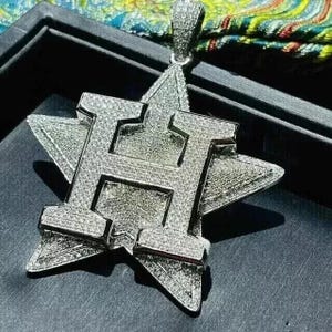 Colgante con letra grande de halo chapado en oro blanco de 14 quilates y diamantes redondos de 4,00 quilates, creados en laboratorio. Regalo para él. Sin cadena.