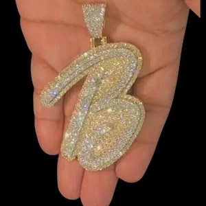 Colgante personalizado con inicial B de moissanita de corte redondo de 3,00 ct, chapado en oro amarillo de 14 quilates. Ideal para regalo de cumpleaños.