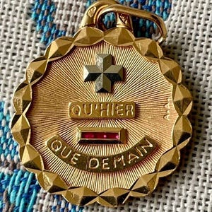 Colgante con medalla Augis de 1,00 ct con rubí creado en laboratorio, chapado en oro amarillo de 14 k, talla baguette. Regalo para él, cumpleaños, aniversario o para ella.