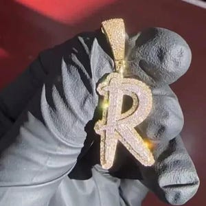Colgante de moissanita de 4 quilates para hombre / Charm personalizable con la inicial "R" / Chapado en oro blanco de 14 quilates / Joyería de hip hop / Regalo de cumpleaños