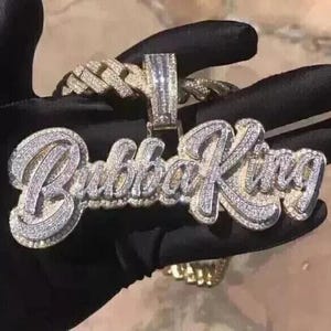 Colgante de moissanita auténtica de corte redondo de 2,30 quilates con nombre personalizado, chapado en oro amarillo de 14 quilates, estilo hip hop, sin cadena.