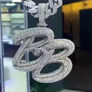 Colgante de moissanita auténtica redonda de 4,00 ct con letra personalizada para hombre, chapado en oro blanco de 14 quilates, regalo para hombre y mujer, sin cadena.