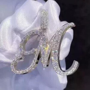 Colgante de moissanita personalizado / 3,20 quilates de peso total "Letra M" para hombre / Baño de oro blanco de 14 quilates / Dije personalizado / Joyería de hip hop