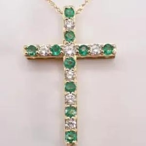 Colgante de cruz de esmeralda verde de 2,0 quilates con corte redondo, creado en laboratorio, chapado en oro amarillo de 14 quilates, joyería de hip hop. Ideal como regalo de cumpleaños.