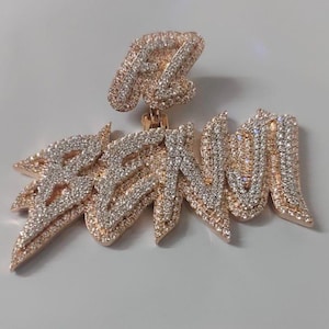 Colgante de moissanita natural de corte redondo de 2,30 quilates con inicial para hombre, chapado en oro blanco de 14 quilates, joyería de hip hop, regalo de cumpleaños.