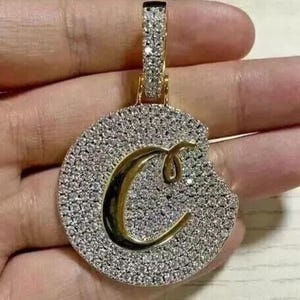 Colgante de moissanita auténtica de corte redondo de 2,50 quilates con letra personalizada, chapado en oro amarillo de 14 quilates. Regalo para él.