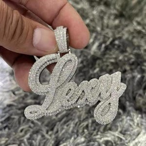 Colgante de moissanita auténtica de 3,00 cts. Colgante "NOMBRE" personalizado para hombre. Charm personalizado. Colgante de hip hop. Colgante de moissanita. Regalo de cumpleaños.