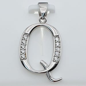 Colgante con la letra _Q_ de diamante redondo de 2,10 quilates creado en laboratorio, chapado en oro blanco de 14 k. Regalo de cumpleaños.