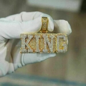 Colgante de moissanita de corte redondo de 4,00 ct con letra King personalizada para hombre, chapado en oro amarillo de 14 quilates, joyería de hip hop, regalo de cumpleaños
