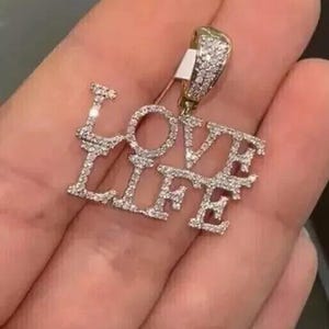 Moissanita auténtica de 1,00 ct, colgante con nombre personalizado en plata de ley. Regalo para él, cumpleaños, aniversario o para ella. Disponible online en India.