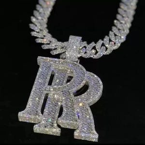 Colgante doble _R_ de moissanita auténtica de 2,00 ct para hombre, plata chapada en oro blanco de 14 quilates. Regalo para él, sin cadena.