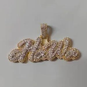 Colgante de moissanita personalizado con nombre - Plata bañada en oro, moissanita de 3 quilates con acabado brillante, regalo personalizado para hombre y mujer, ideal para ella y para él.