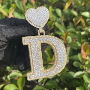 Colgante de letra para hombre de moissanita auténtica de corte redondo de 2,50 quilates, chapado en oro de 14 quilates en dos tonos, joyería con nombre personalizado