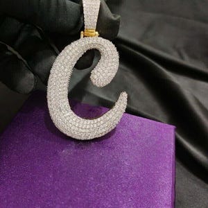 Pingente inicial de moissanita natural com corte redondo de 3,00 ct, banhado a ouro amarelo 14k