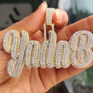 Colgante de moissanita auténtica de corte redondo de 2,30 quilates con nombre personalizado y baño de oro amarillo de 14 quilates.