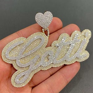 Colgante de moissanita de corte redondo de 3,80 quilates con nombre personalizado para hombre, chapado en oro amarillo de 14 quilates. Ideal para regalar.