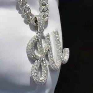Colgante con nombre personalizado de moissanita auténtica de corte redondo de 2,20 quilates chapado en oro blanco de 14 quilates, regalo ideal de cumpleaños, sin cadena