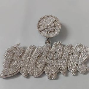 Colgante de moissanita de 4,00 quilates / Charm personalizable con "Letra personalizada" / Chapado en oro blanco de 14 quilates / Joyería de hip hop / Regalo de cumpleaños sin cadena
